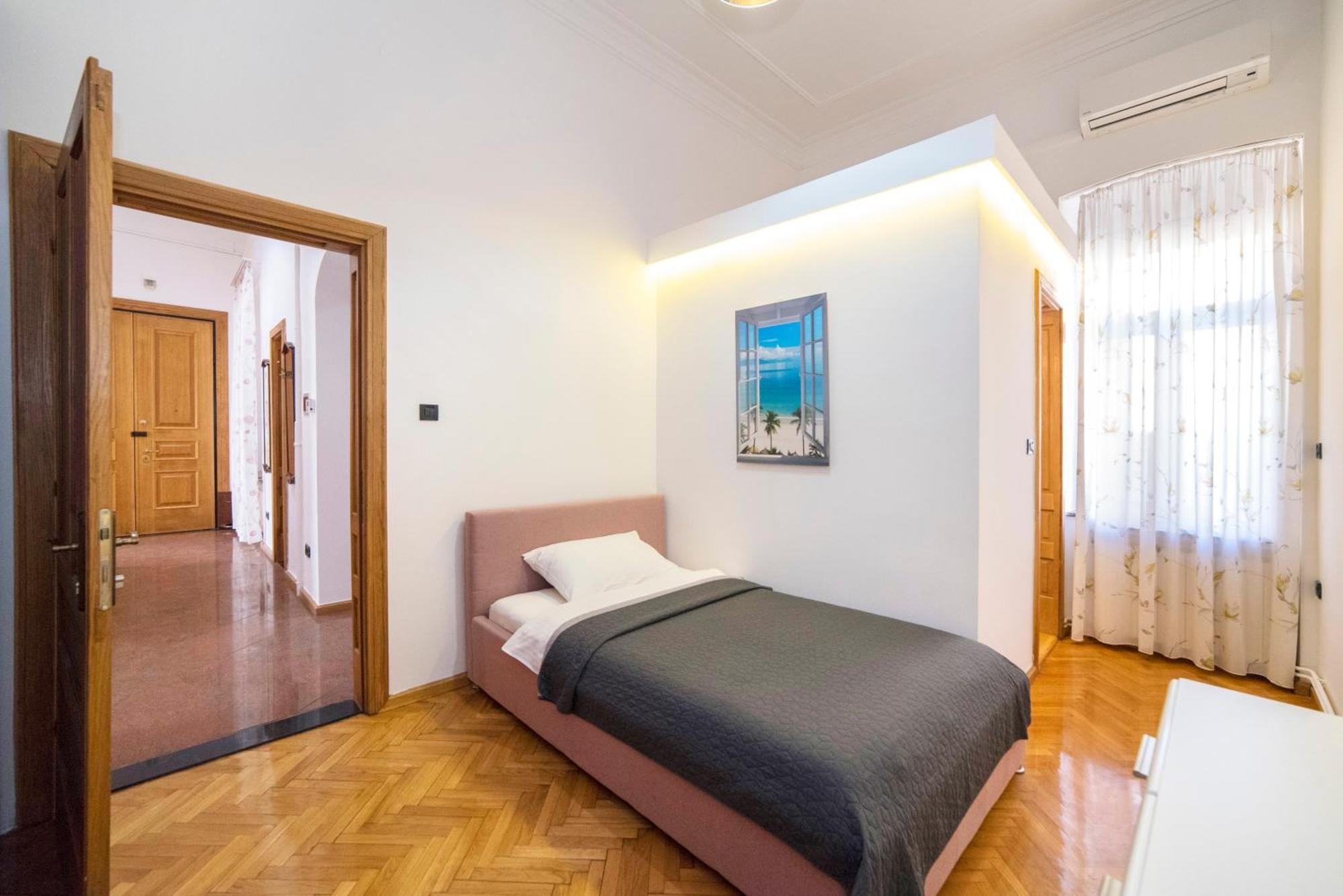 Golden Star Apartment *
