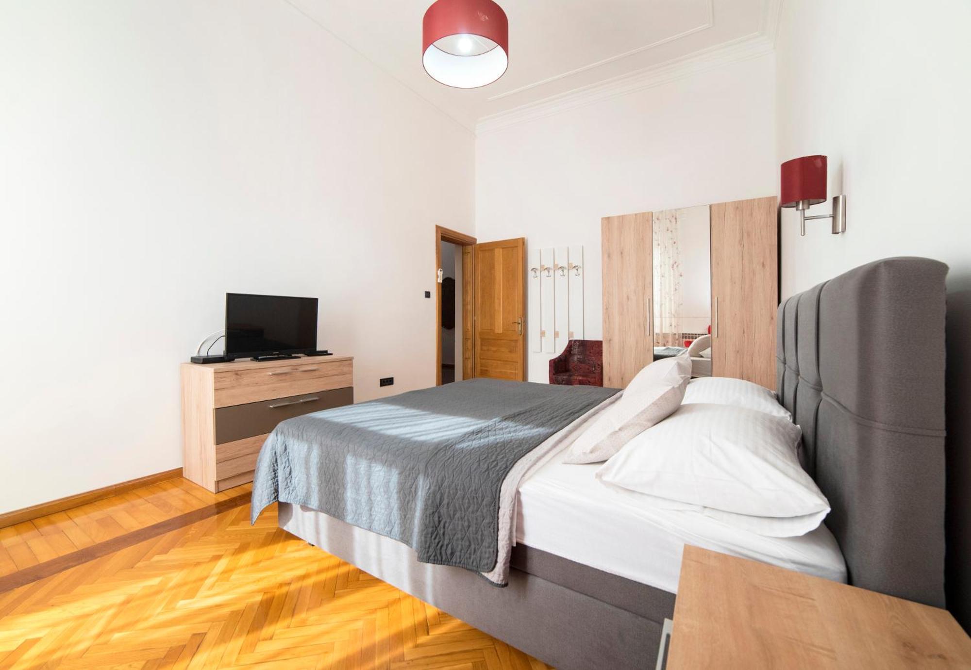 Golden Star Apartment *